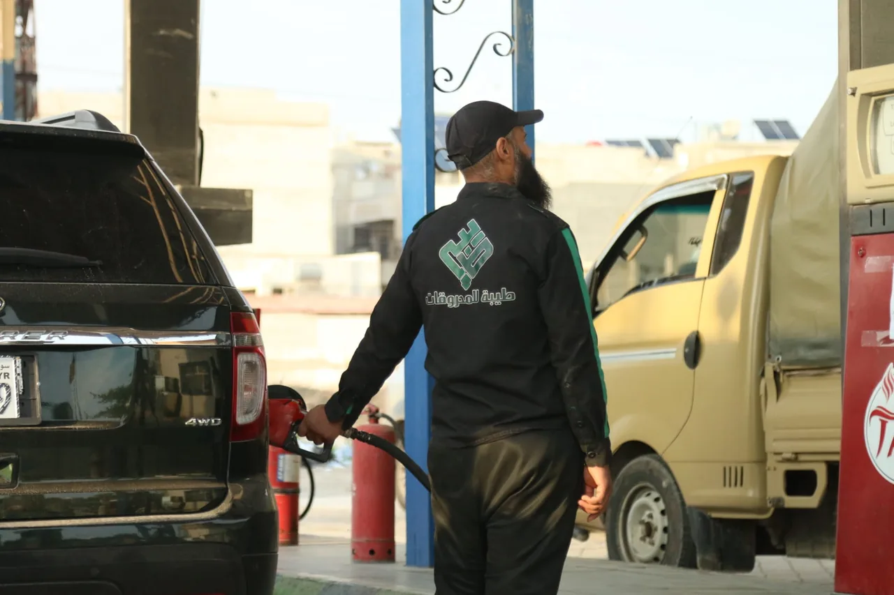 عامل في محطة الإنشاءات في حماة يزوّد سيارة بالوقود