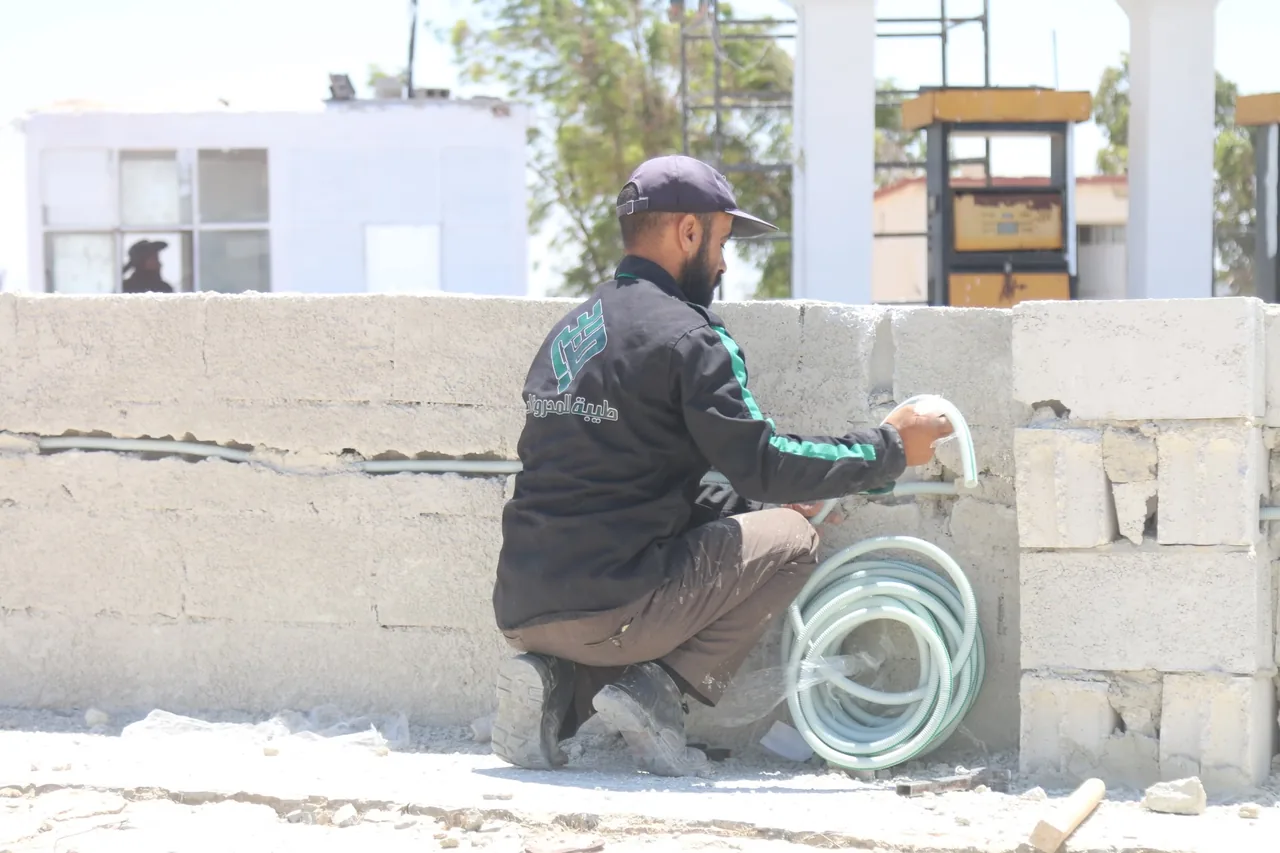 ورشة الإنشاءات في طيبة أثناء العمل